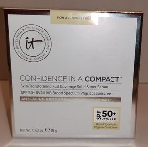 It Cosmetics Confidence in a Compact SP50+ Light ~ NIB